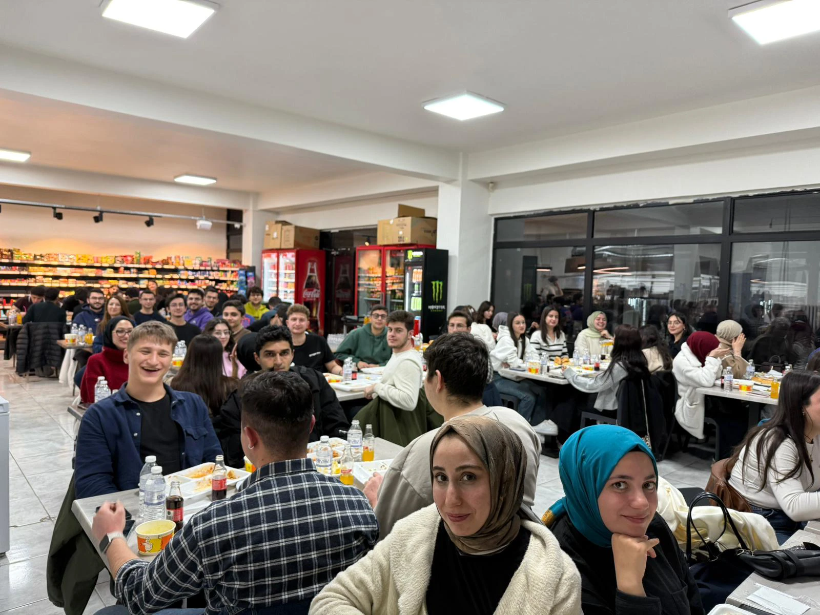 Fakülte kantinimizde Öğretim üyelerimizin katkılarıyla düzenlenen Öğrenci iftarımızdan görüntüler.